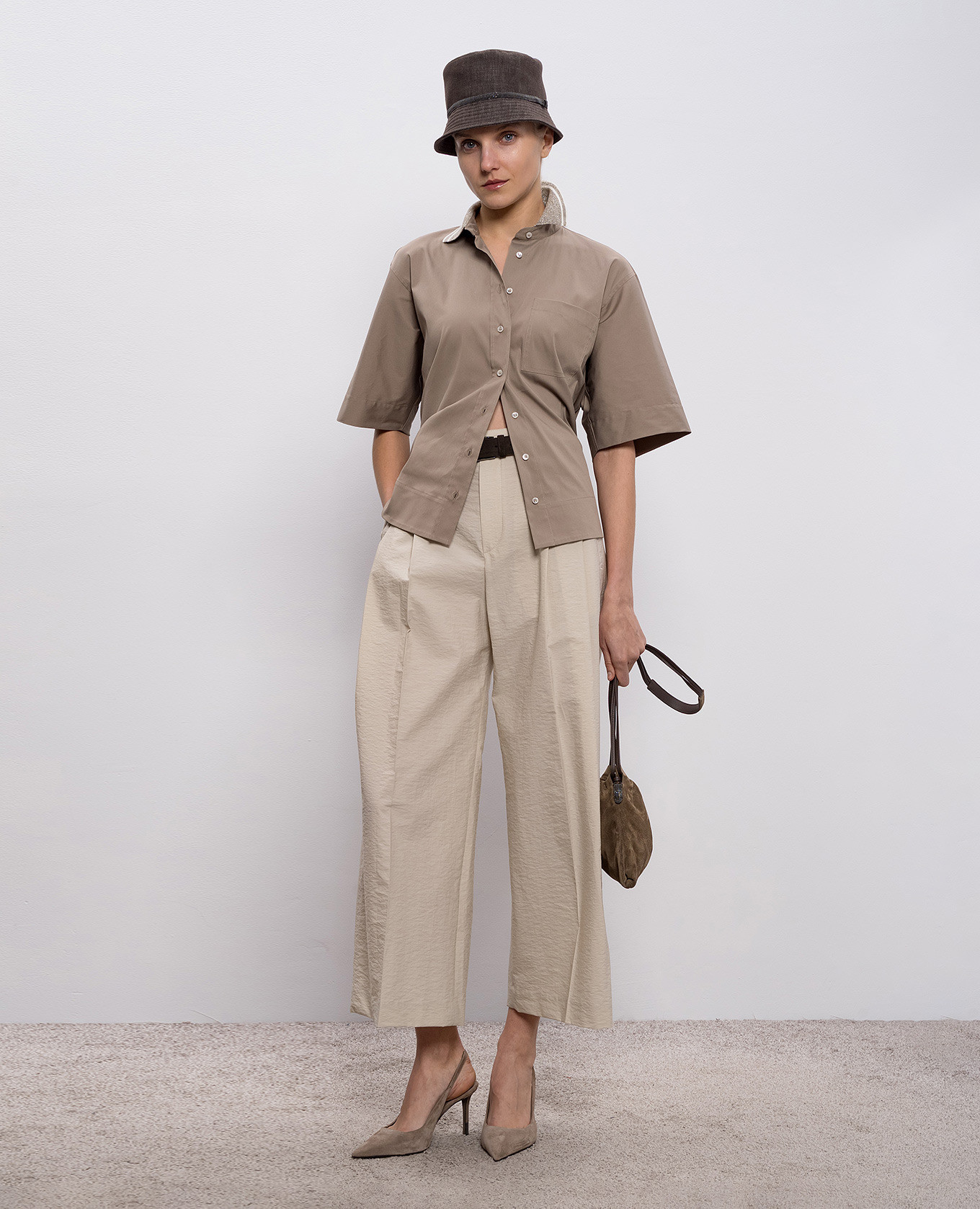 

Beige pants with a monil chain Brunello Cucinelli