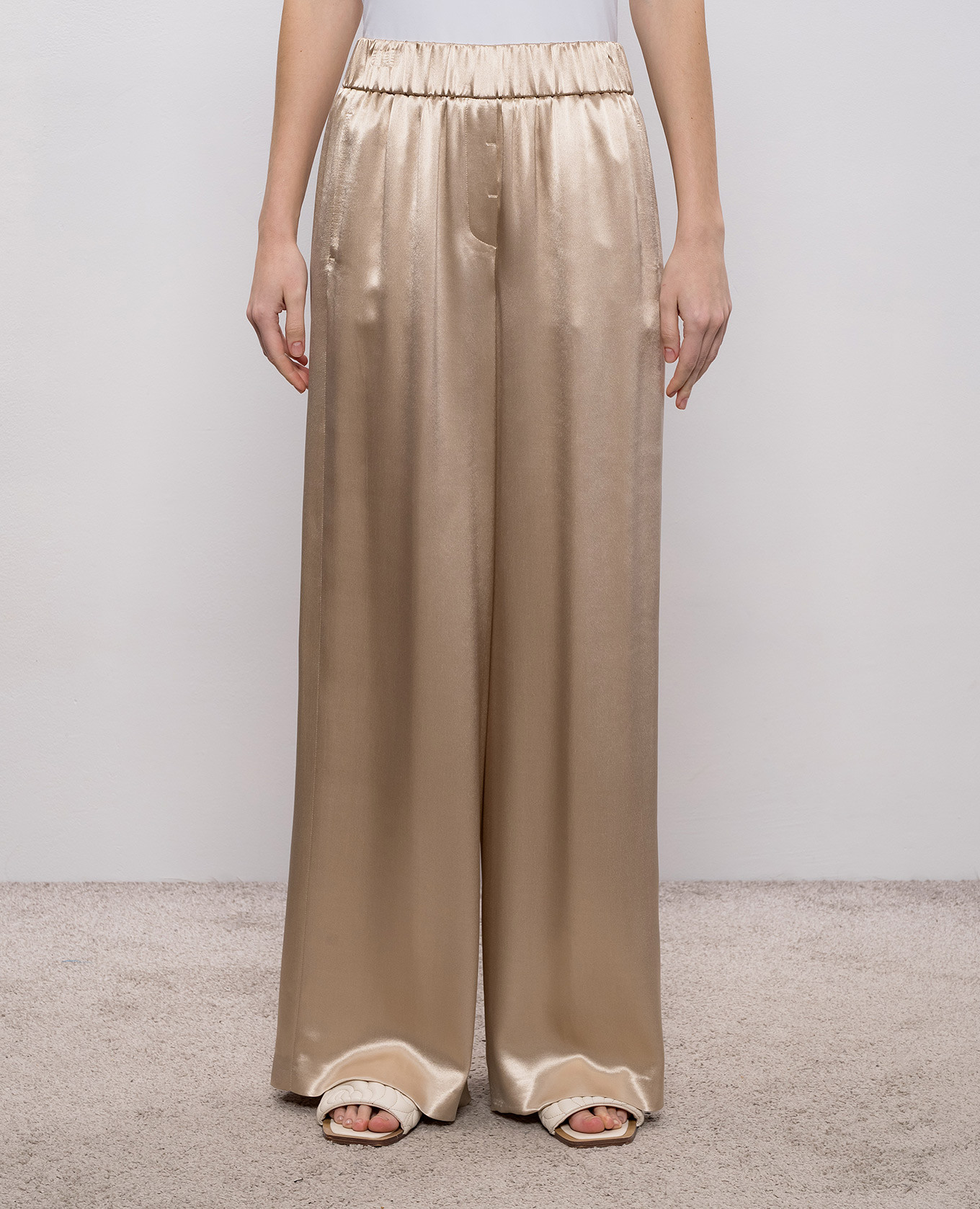 

Beige straight-leg trousers with shiny texture Peserico