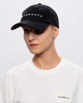 Vetements Black cap with contrasting logo embroidery UE54CA140Bw