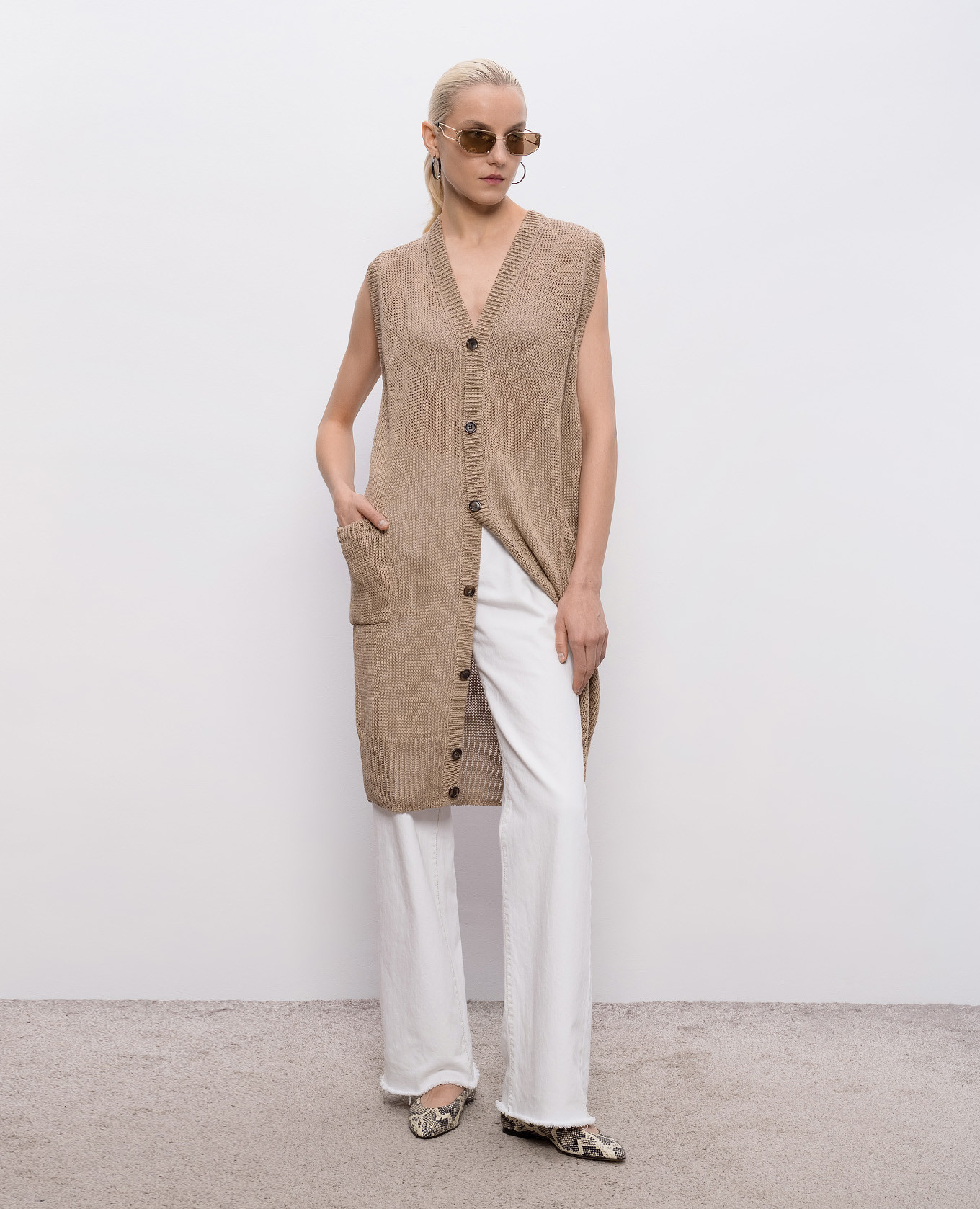Beige elongated linen vest Intoca 2