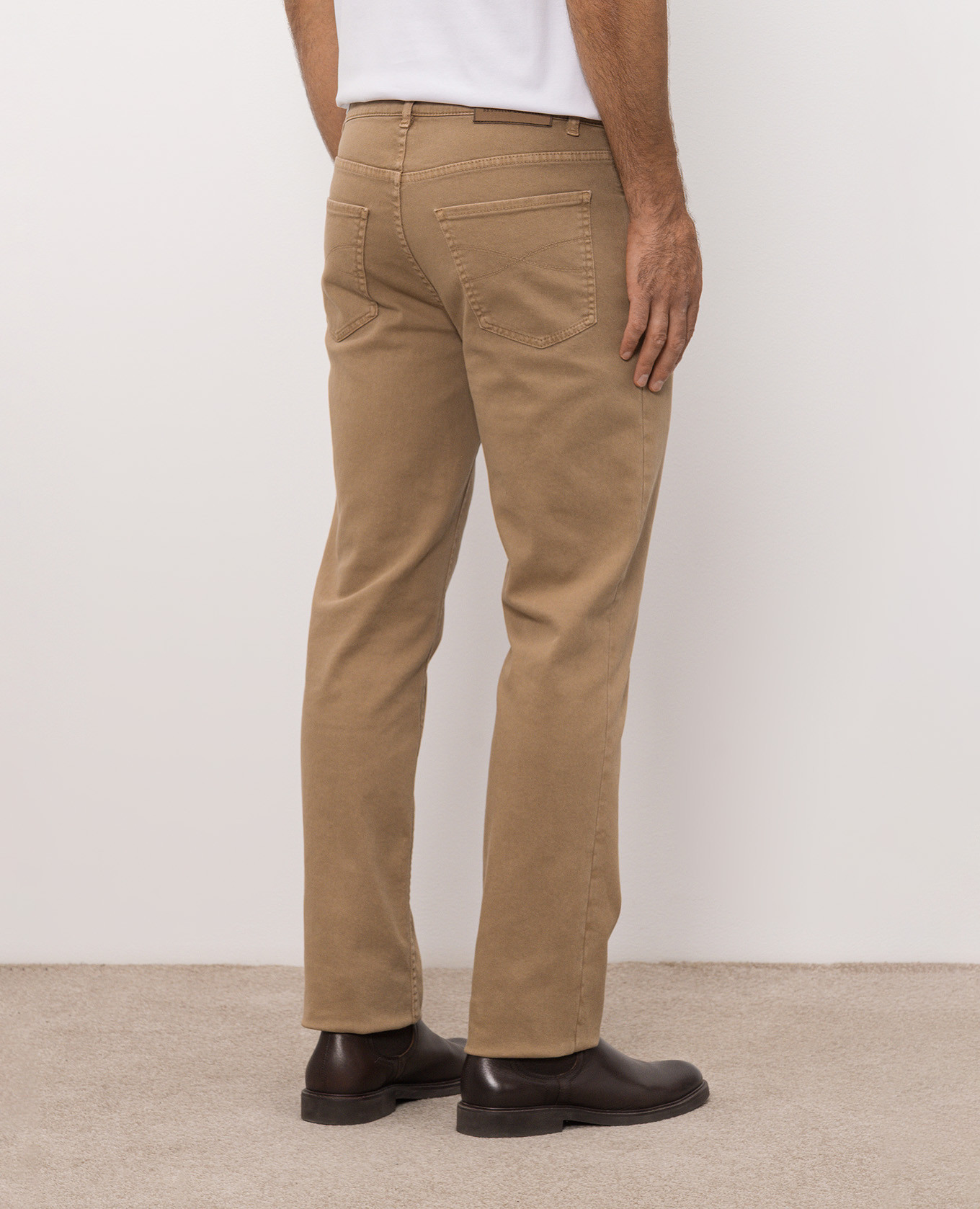 Brown jeans with embroidered emblem Brunello Cucinelli 4