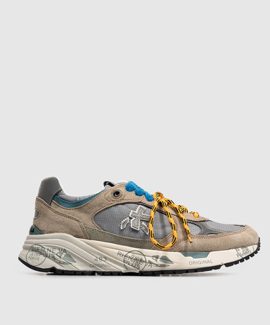 Beige Mased sneakers met reflecterende details.