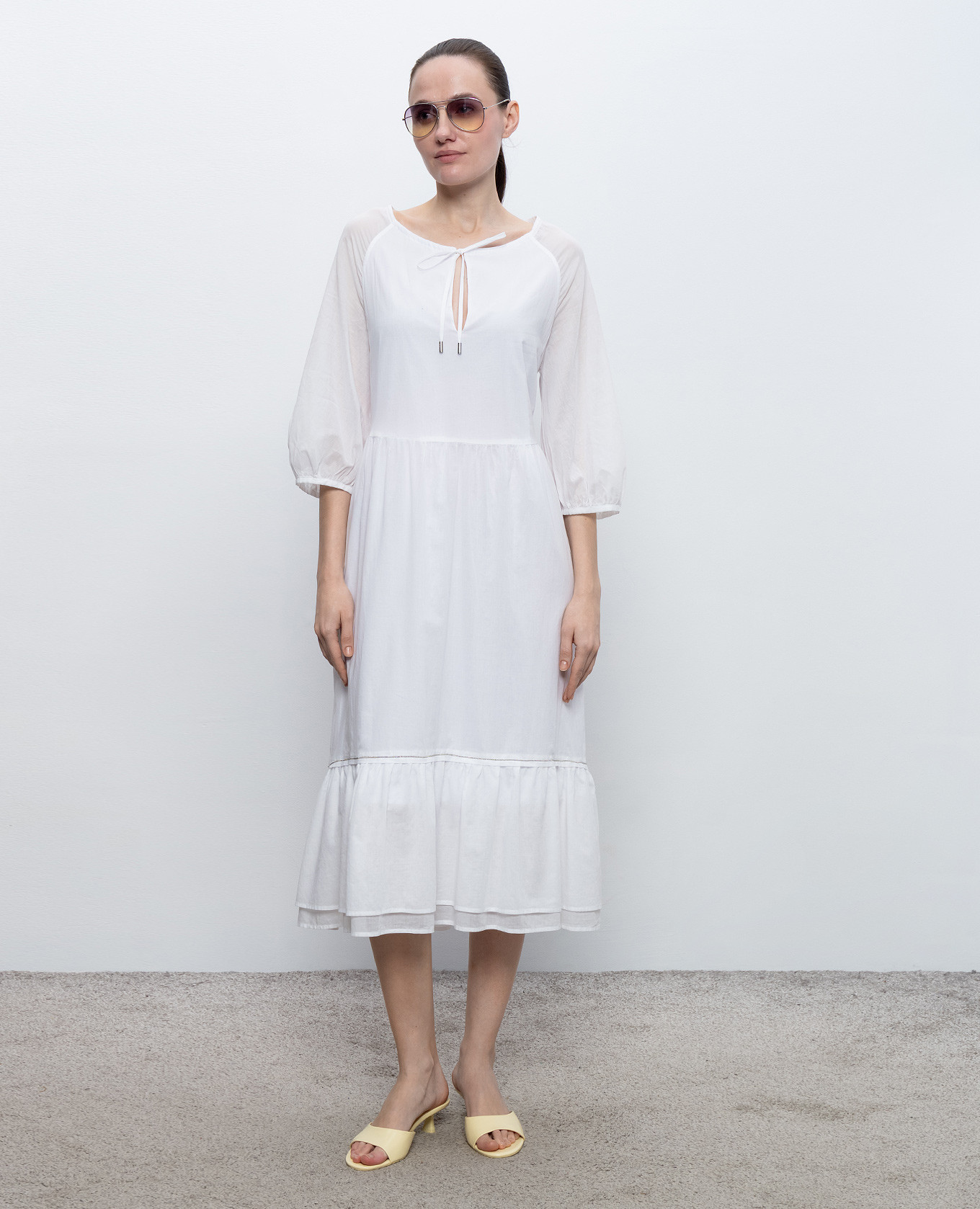 

White dress with a monil chain Peserico