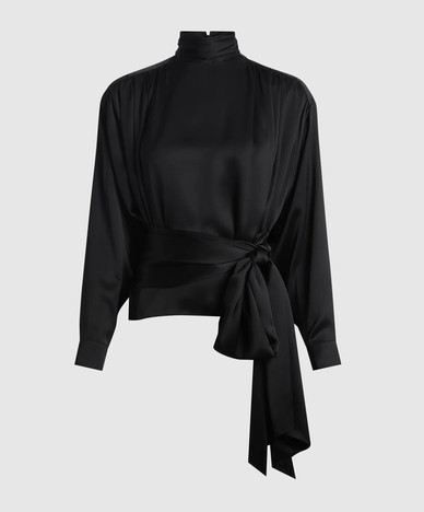 Schwarze Bluse aus Seide mit betonten Schultern.
