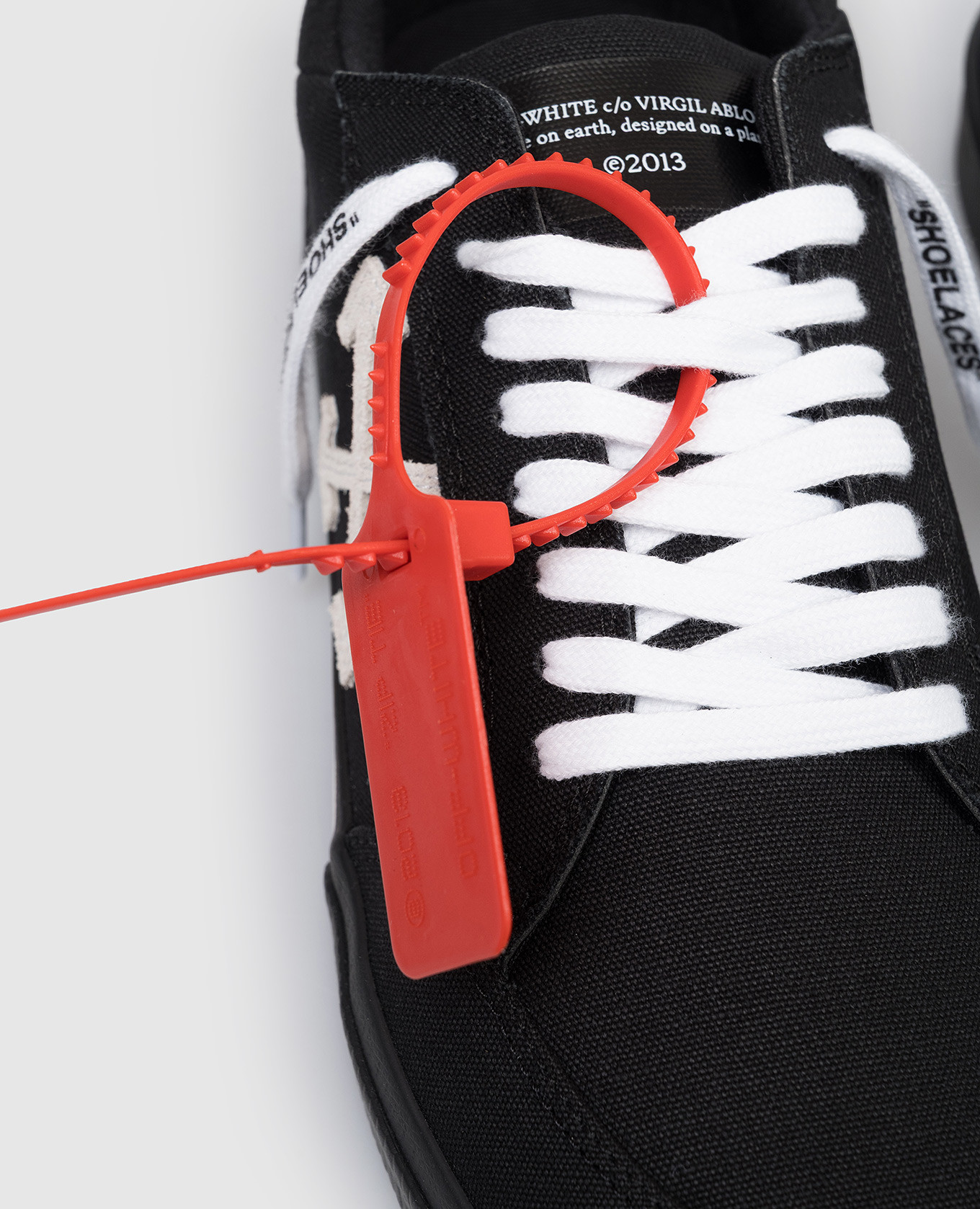 

Black Vulcanized Sneakers with Contrast Arrow Logo Off-White