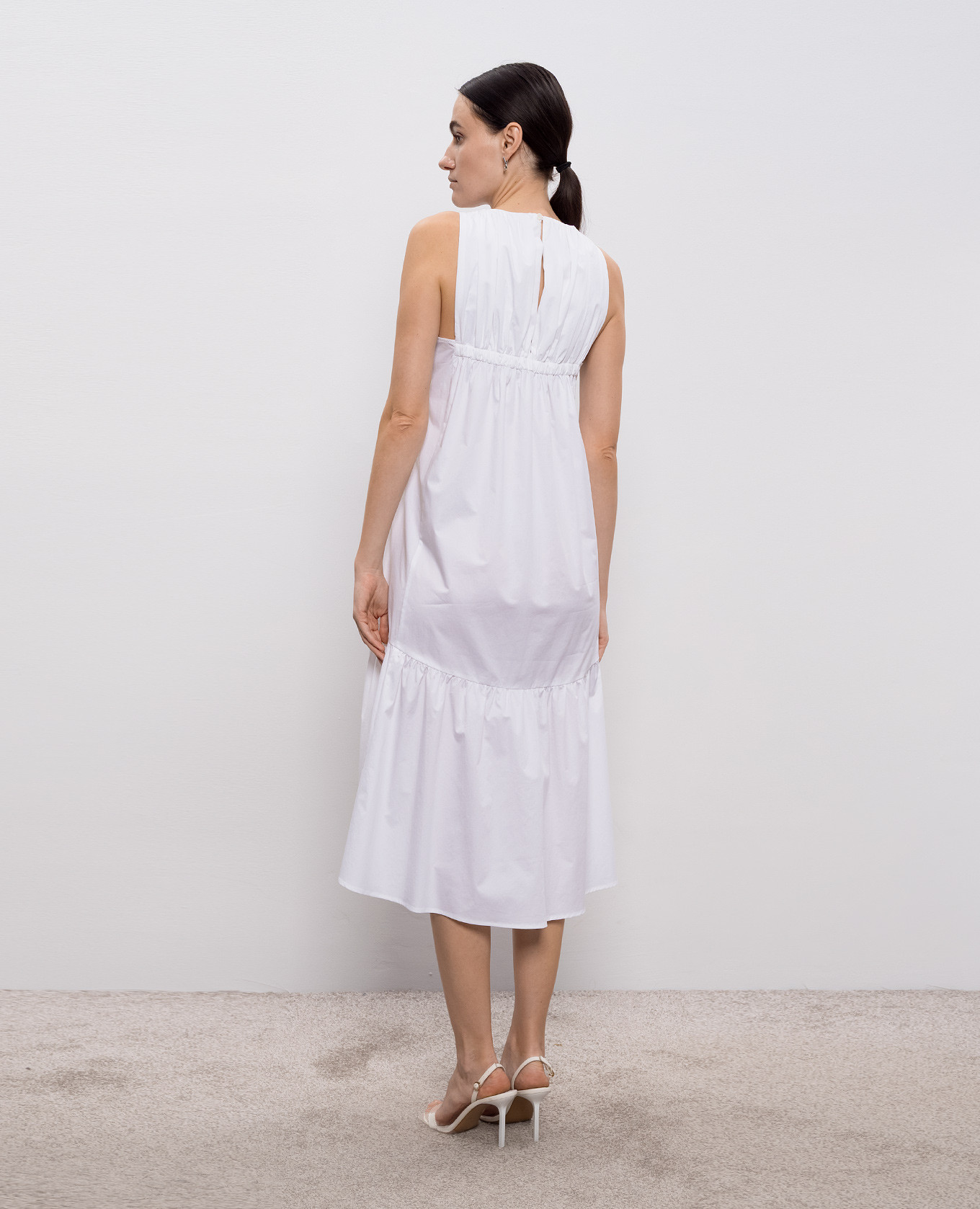 White dress with a monil chain Peserico 3