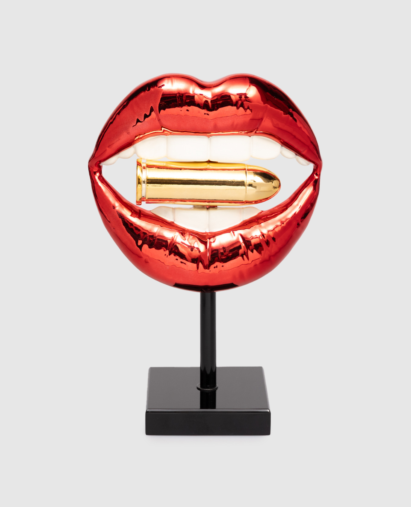 

Red statuette DANGEROUS LOVE Sequenze