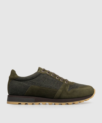 Grüne Sneaker-Kombination