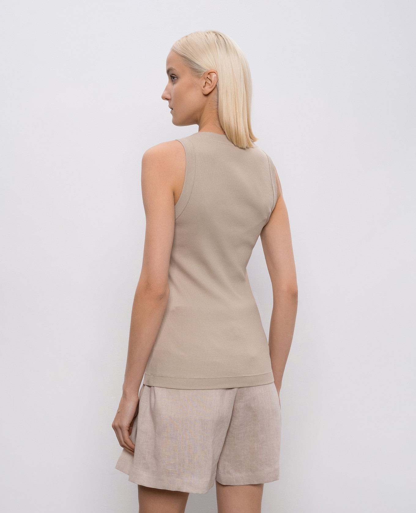 

Beige ribbed top with chain onil Brunello Cucinelli