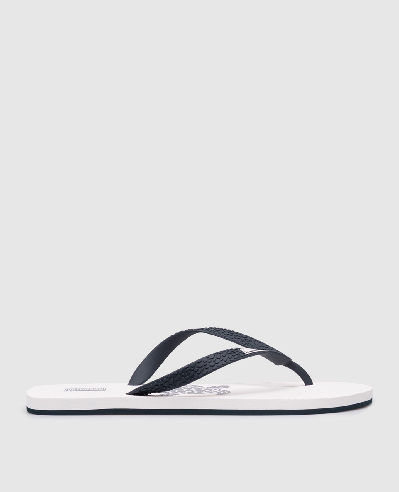Flip-flops with textured logo