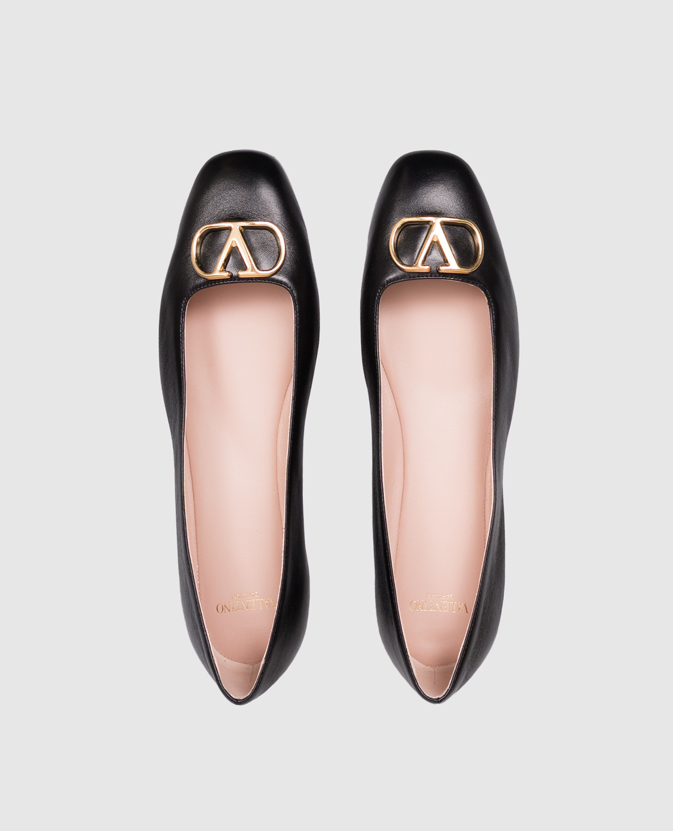 Black leather ballet flats with textured logo Valentino 5