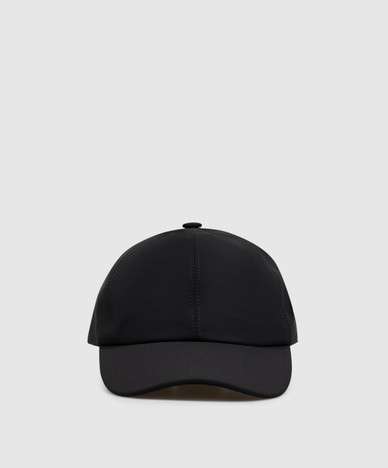 Gorra negra con logo grabado