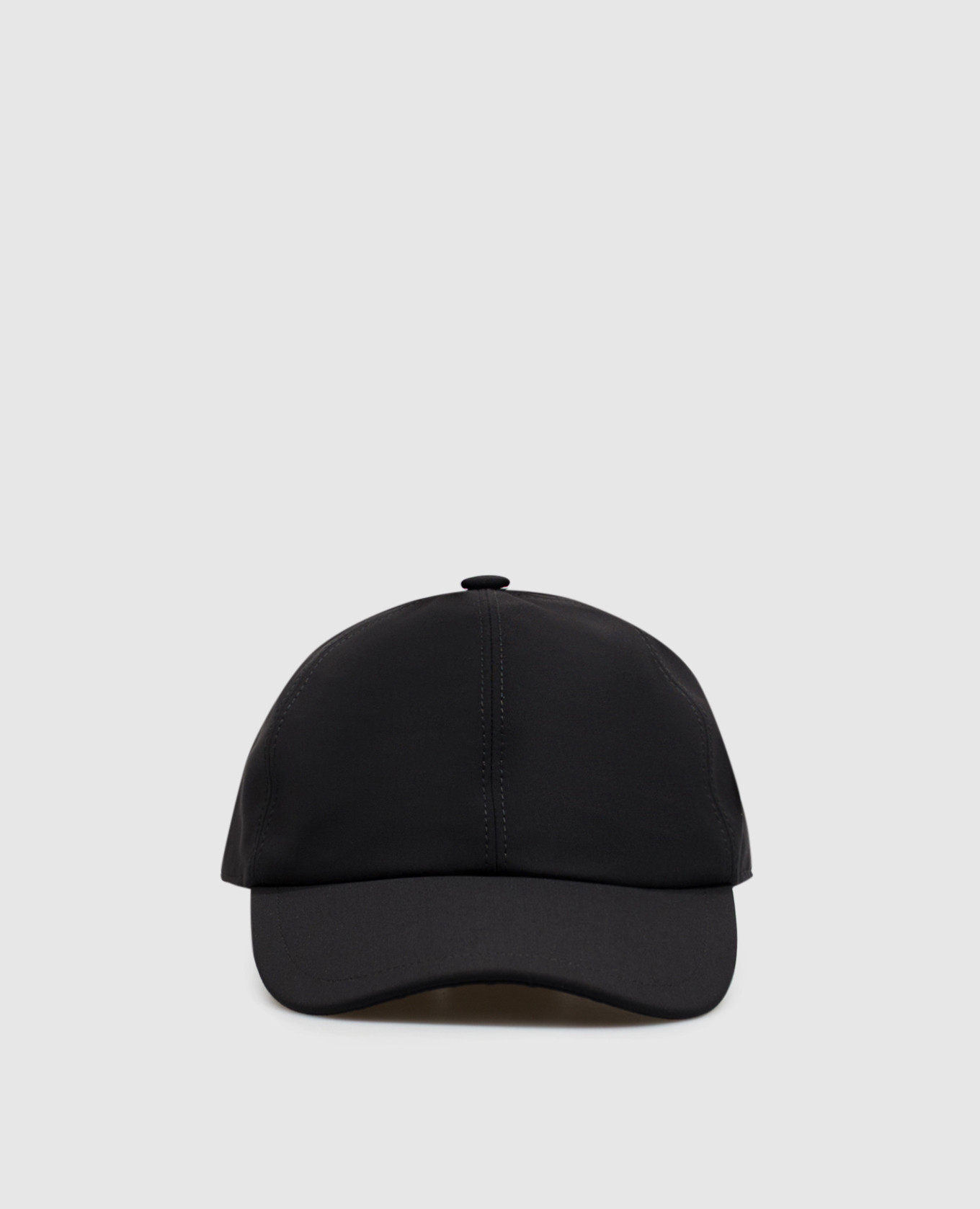 Black cap with engraved logo