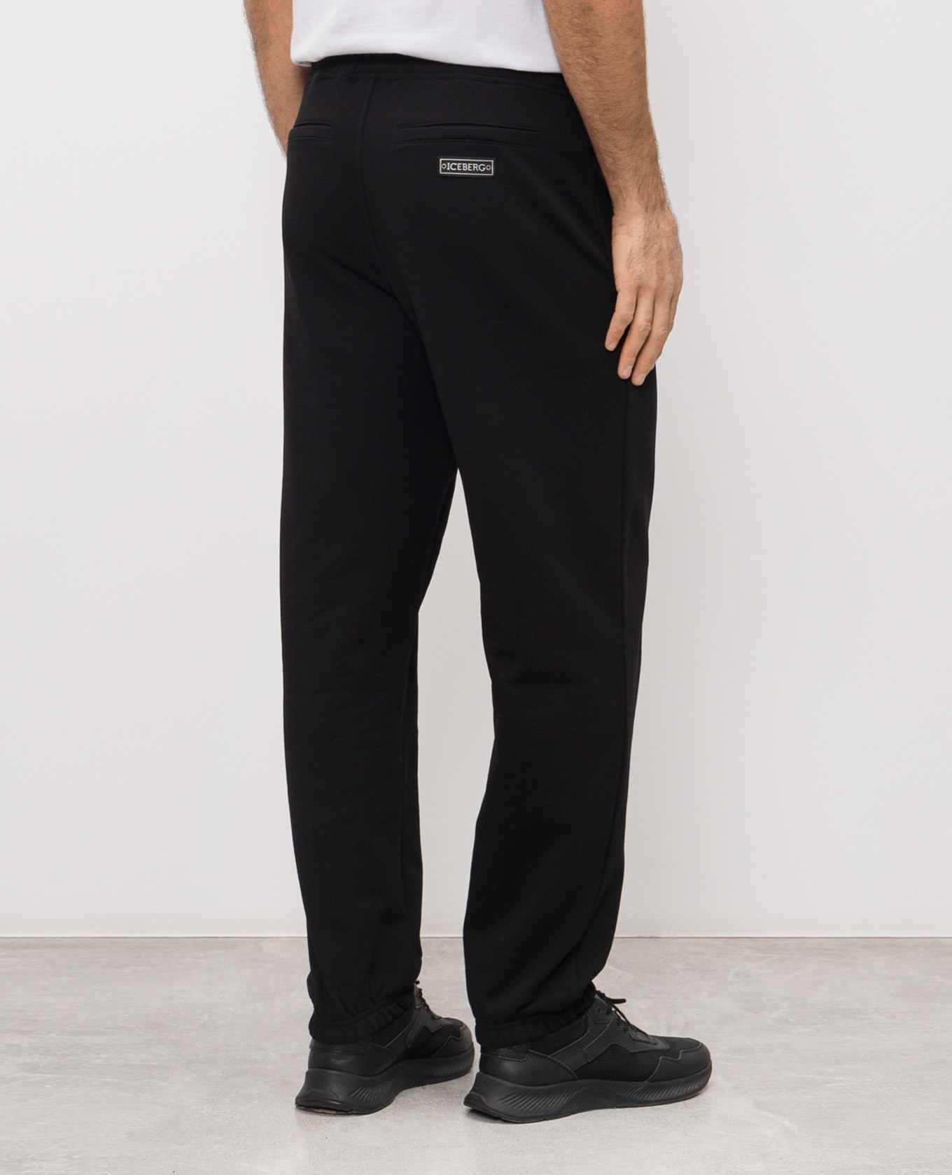 Black joggers with logo patch Iceberg 4