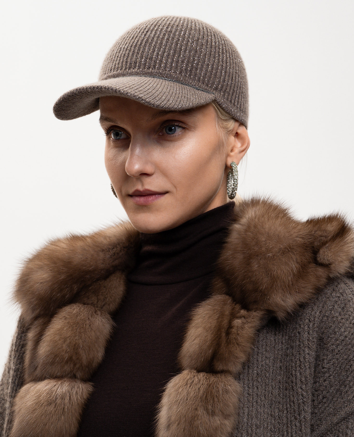 

Brown cashmere cap with monil chain Brunello Cucinelli