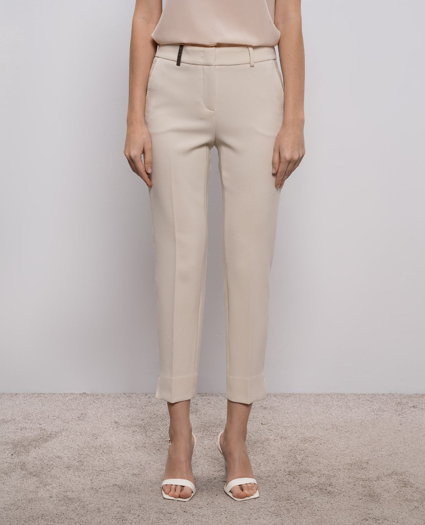

Beige pants with a patch Peserico