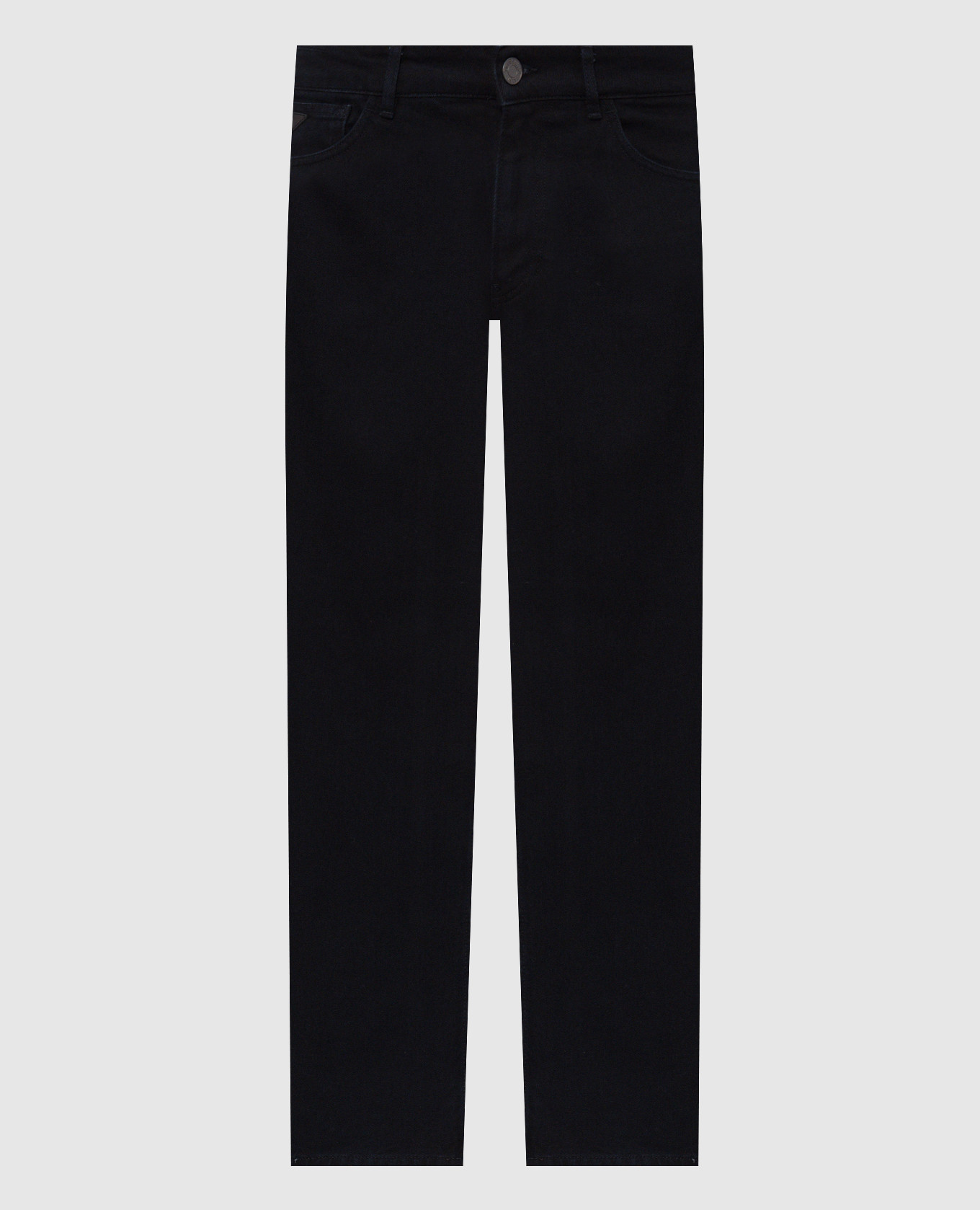 Dunkelblaue Jeans mit einem Aufnäher