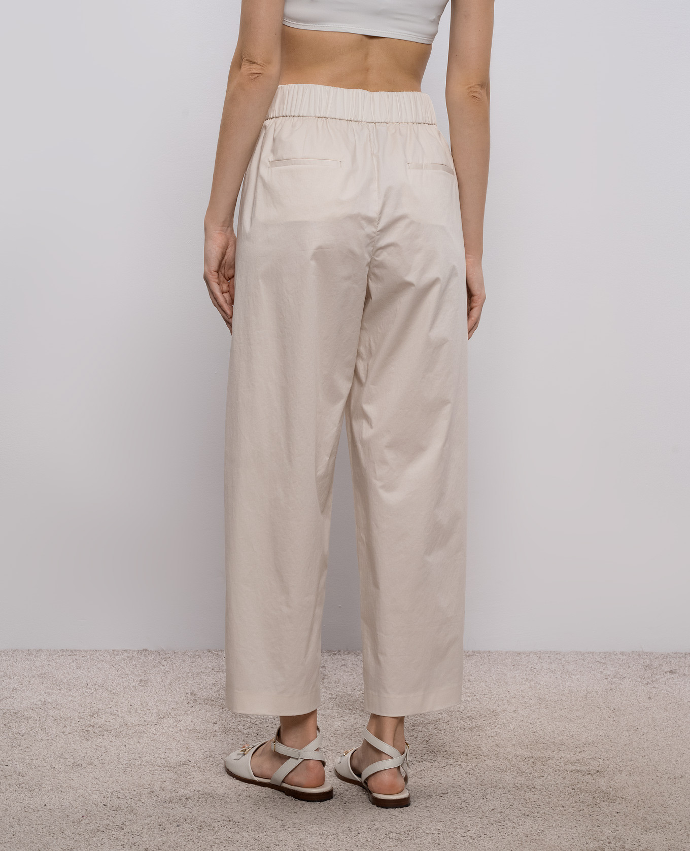 

Beige pants with a monil chain Peserico