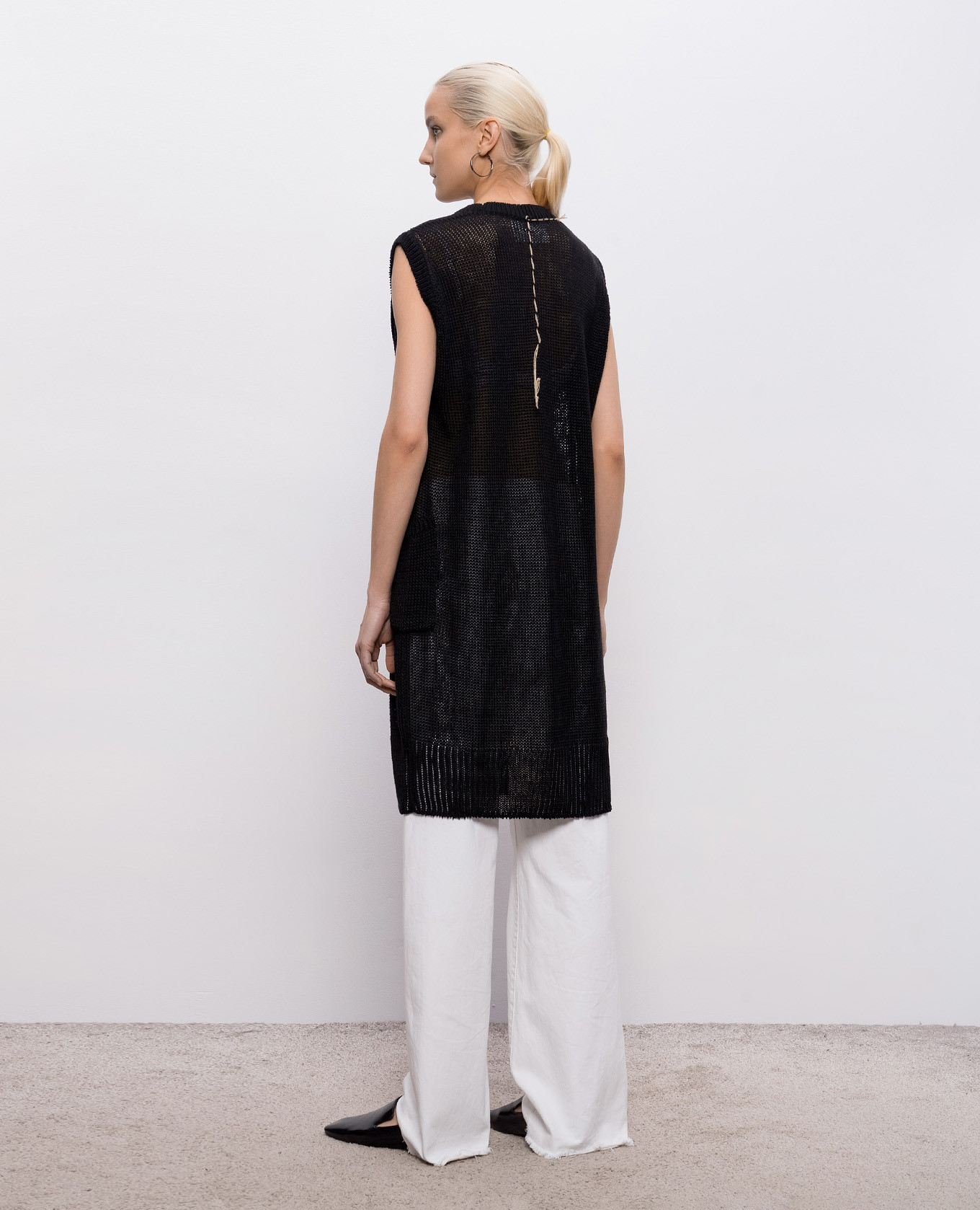 Black elongated linen vest Intoca 4