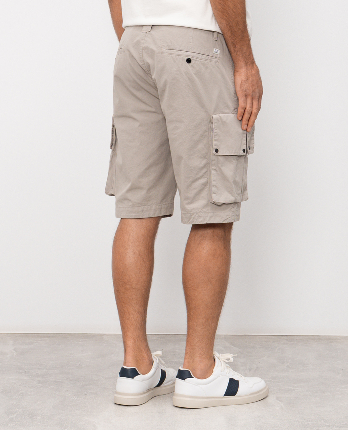 

Grey cargo shorts with logo patch C.P. Company