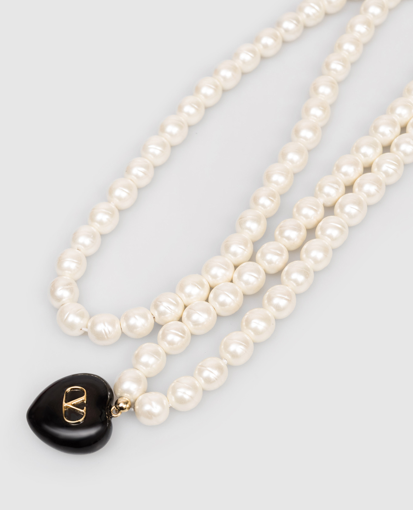 White necklace with heart-shaped pendant with emblem Valentino 3