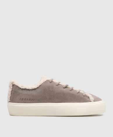 Graue Wildleder-Sneaker mit Fell