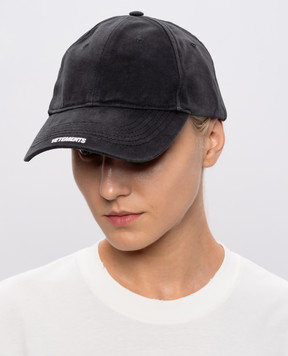 Vetements Black cap with logo embroidery UE76CA324Bw