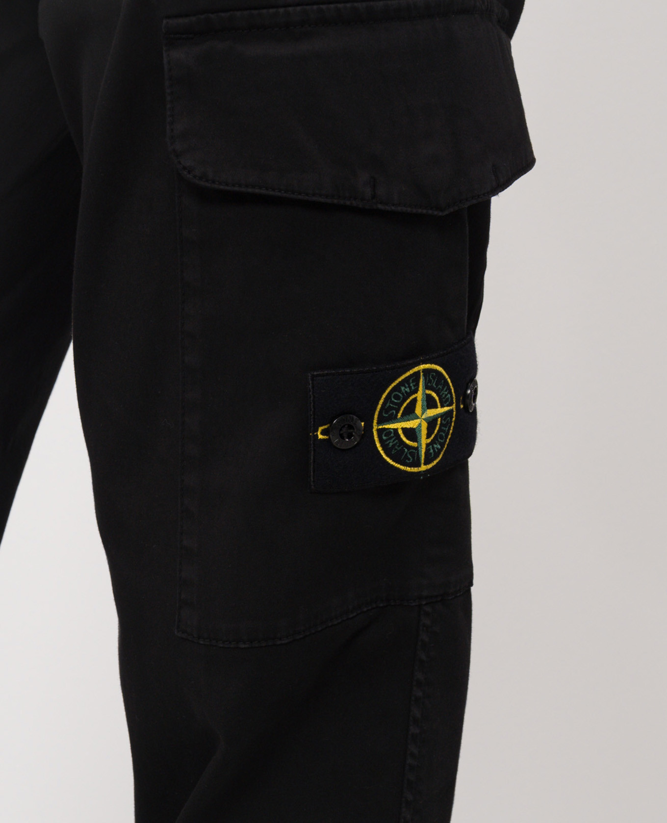 

Black cargo pants with logo patch Stone Island