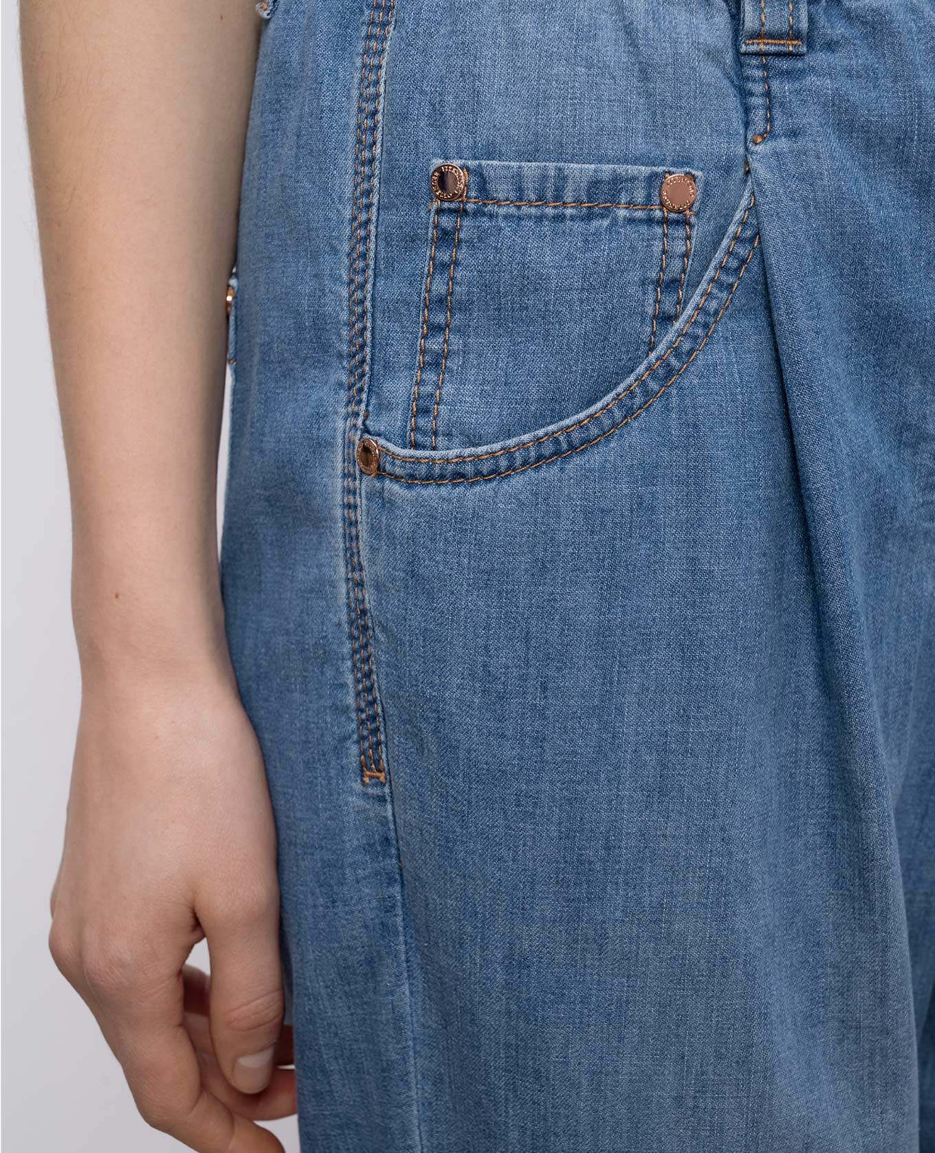 

Blue jeans with a chain Brunello Cucinelli