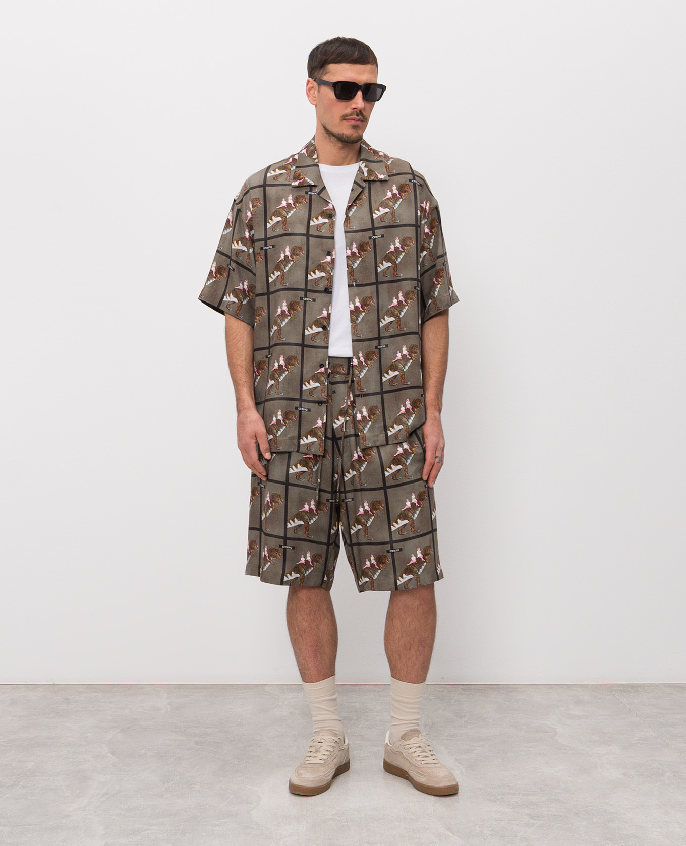Khaki shorts with branded print Iceberg 2