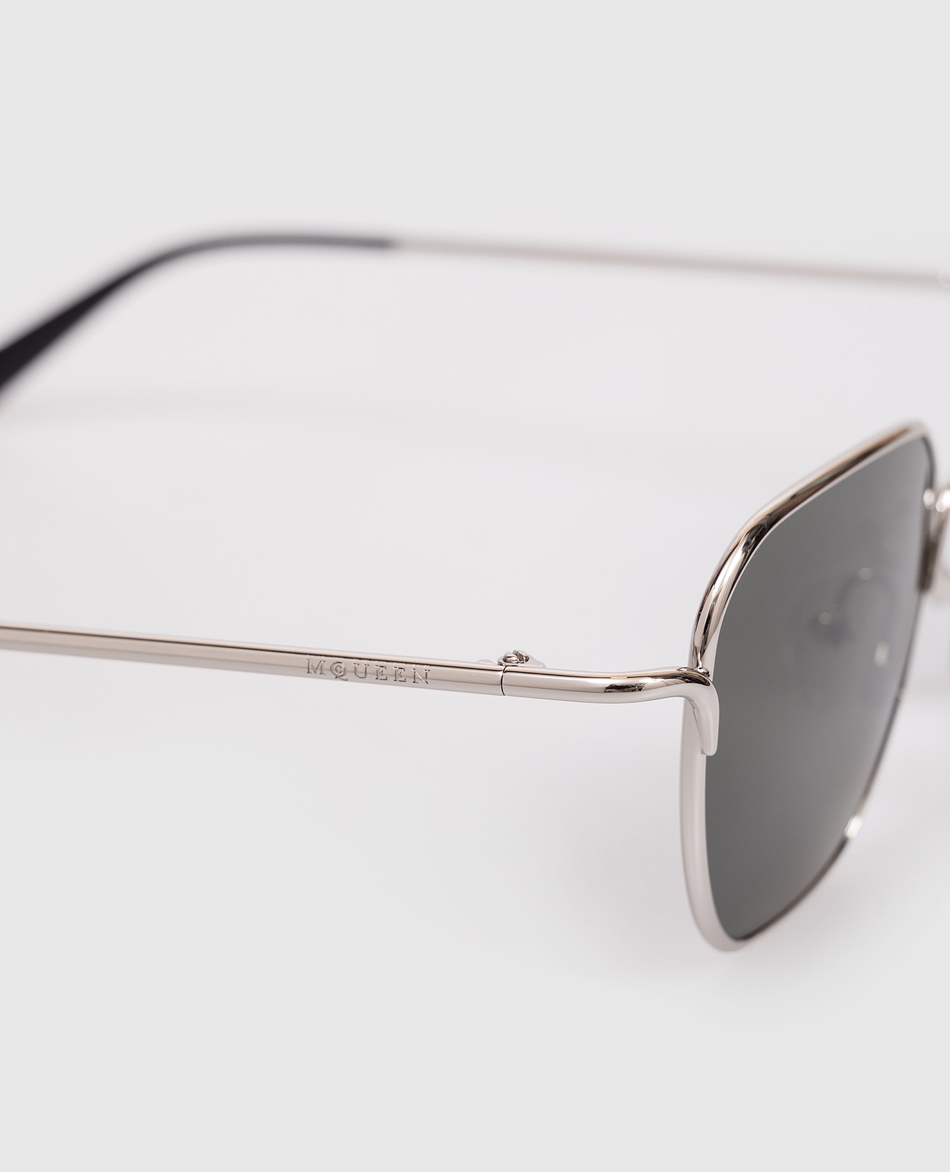 Silver sunglasses with logo engraving Alexander McQueen 4