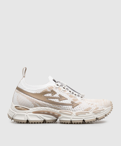 Scarpe da ginnastica beige. Torno subito.
