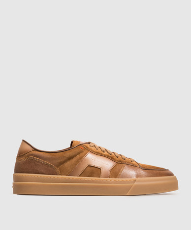 Braune Ledersneaker mit Logo-Aufnäher