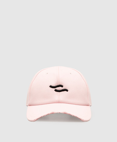 Roze pet met geborduurd embleem