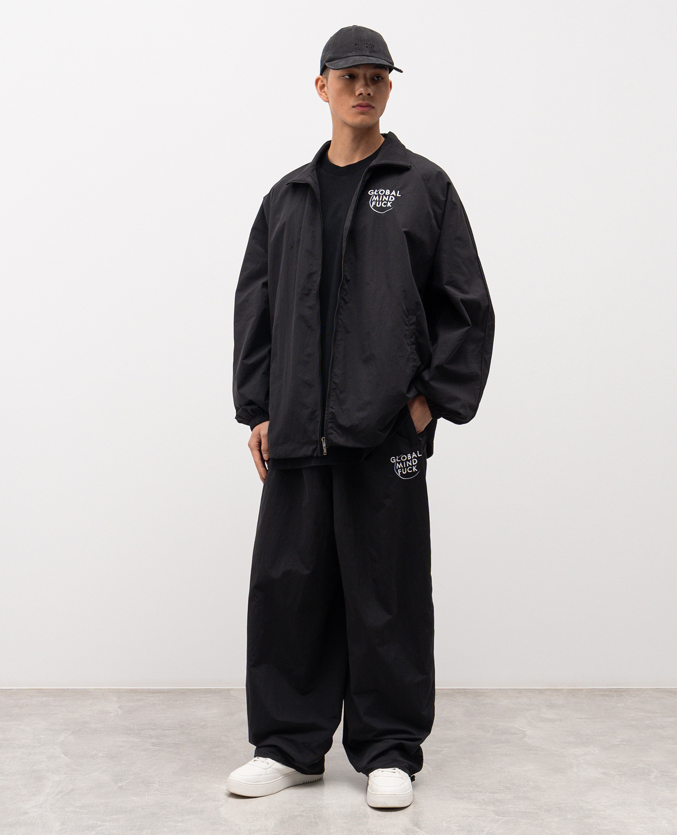 Black T-shirt with contrasting print of the inscription Vetements 2
