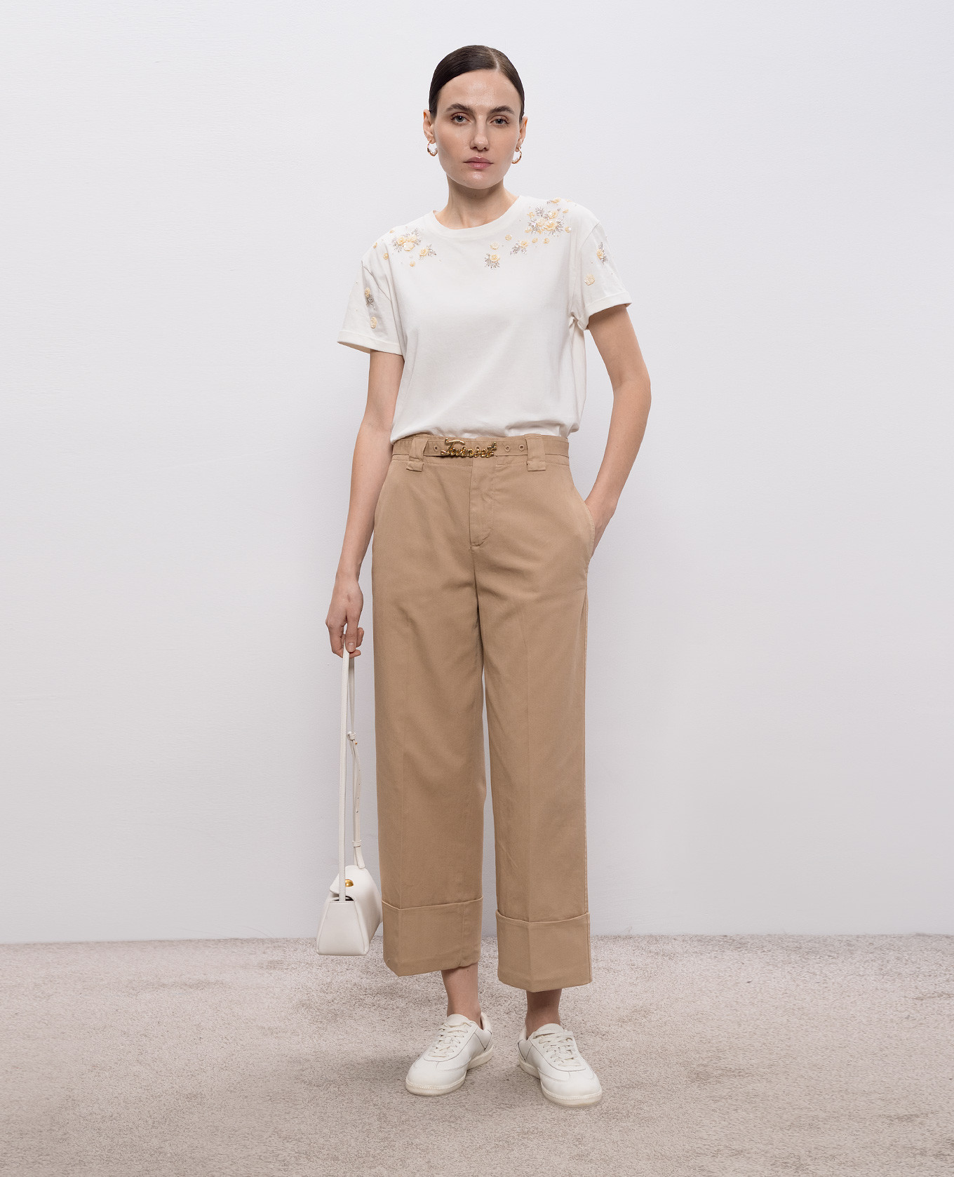 

Ivory T-shirt with floral applique Twinset, Beige