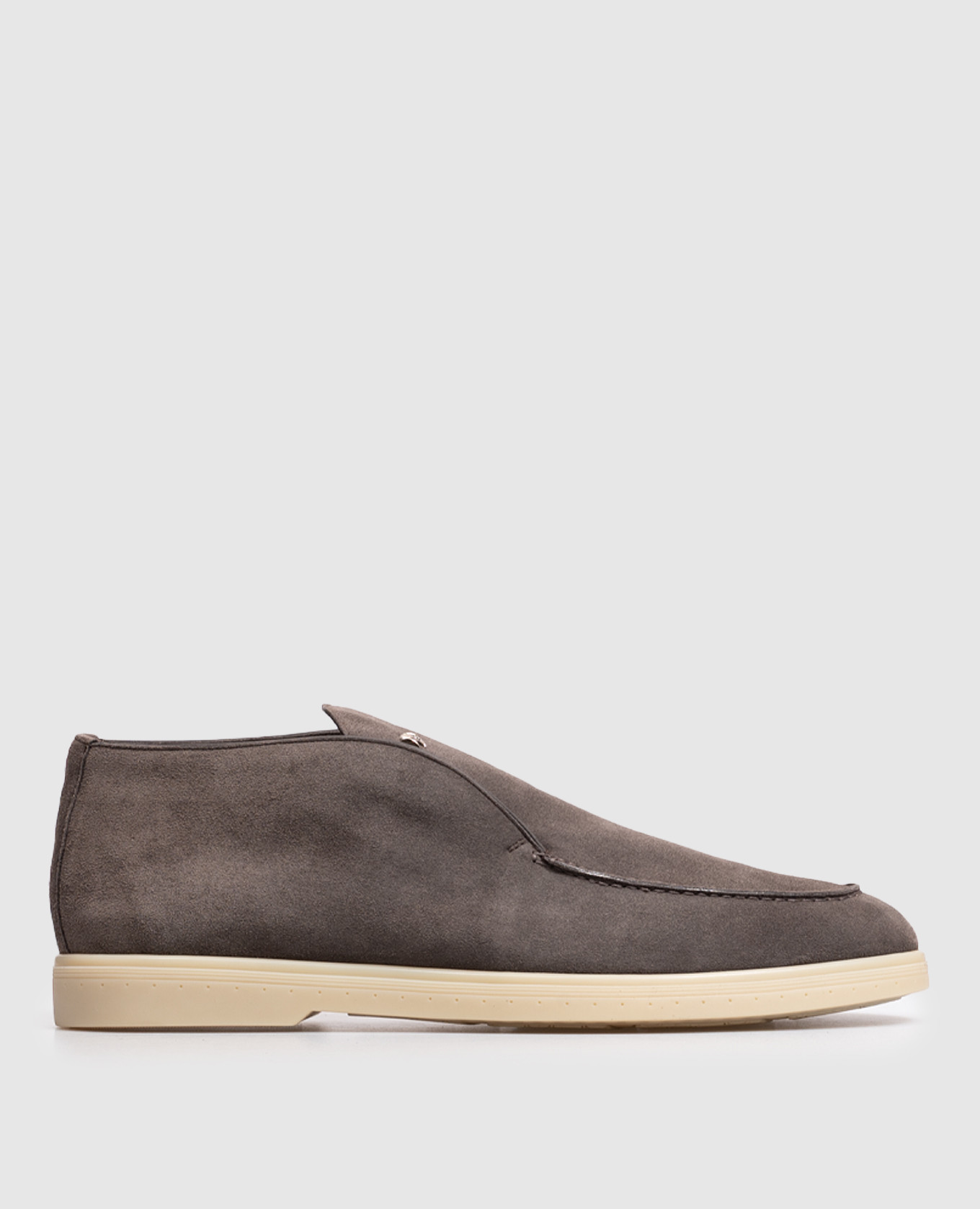 Brown suede desert boots with emblem