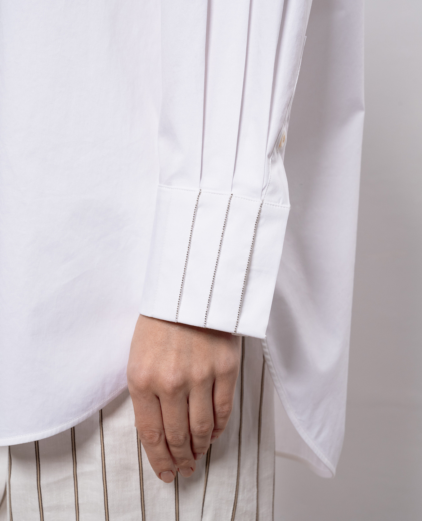 

White shirt with a monil chain Peserico