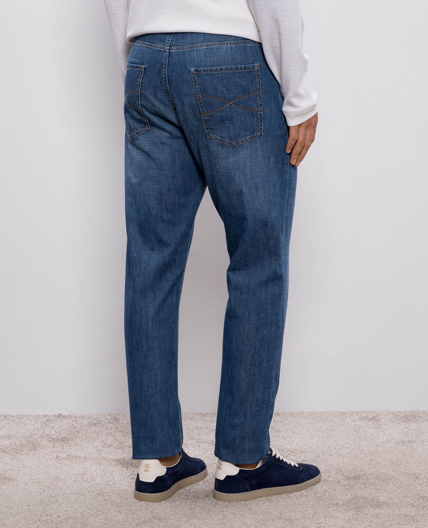 

Blue jeans with embroidered emblem Brunello Cucinelli