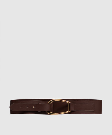 Cintura in pelle marrone con logo inciso.