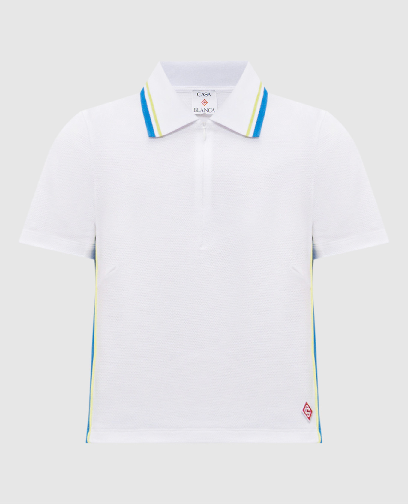 Witte poloshirt met een patch.