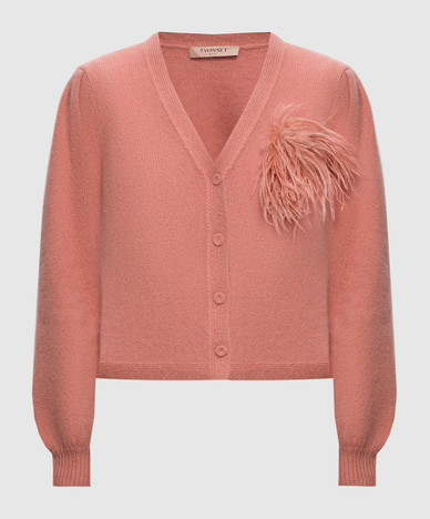 Gilet rose avec broche