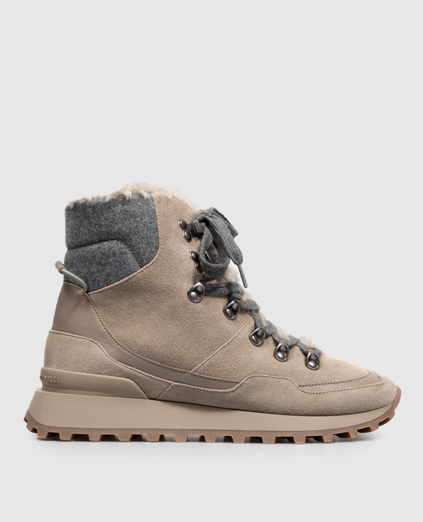 Beige suede boots with fur