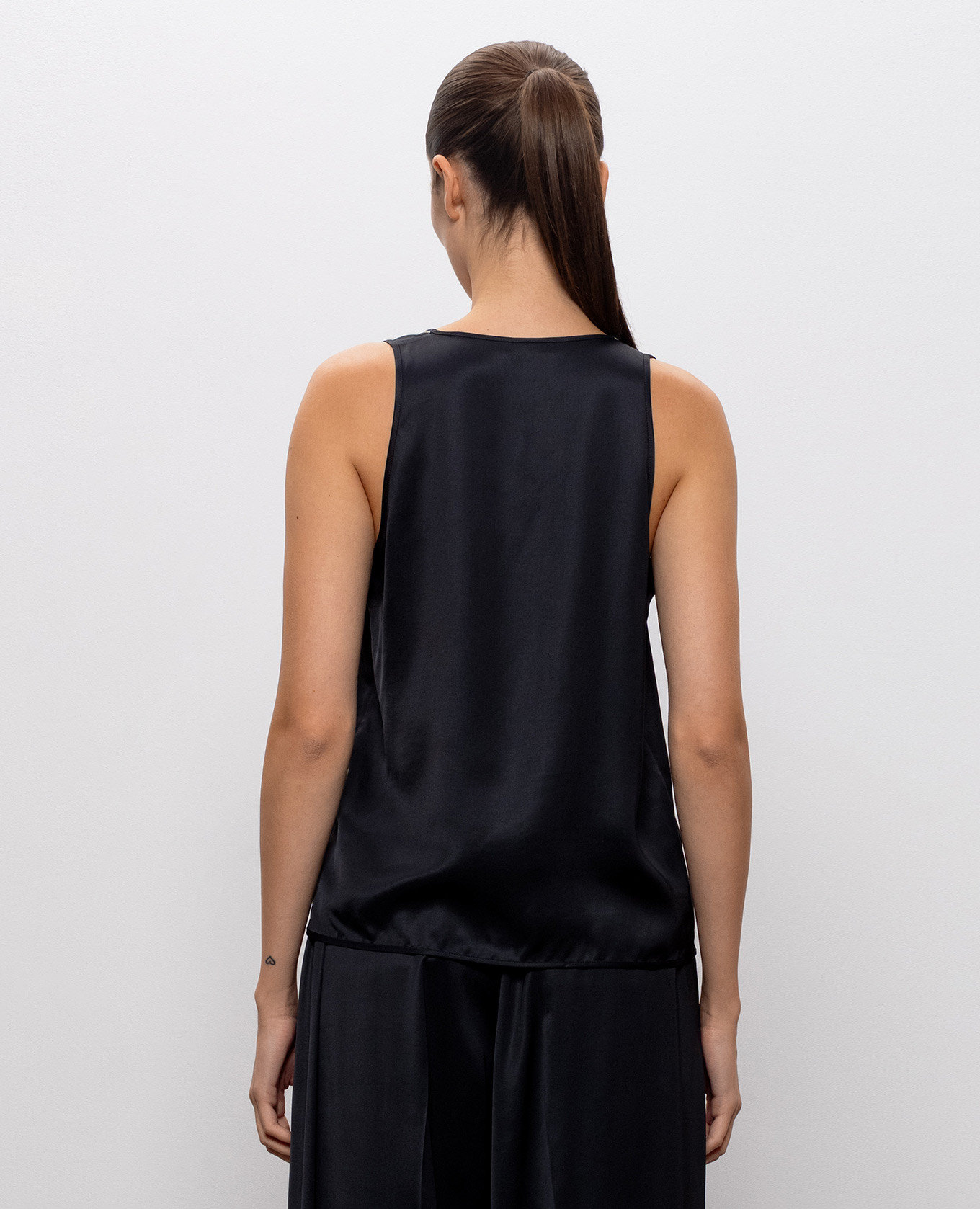 Navy blue top with monil chain Peserico 4