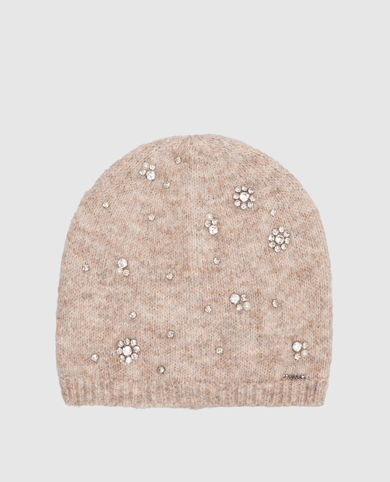 Beige hat with applique