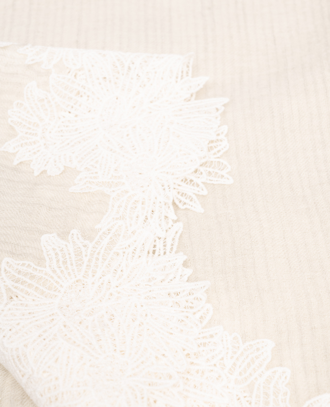 White cashmere stole with lace Ermanno Scervino 3