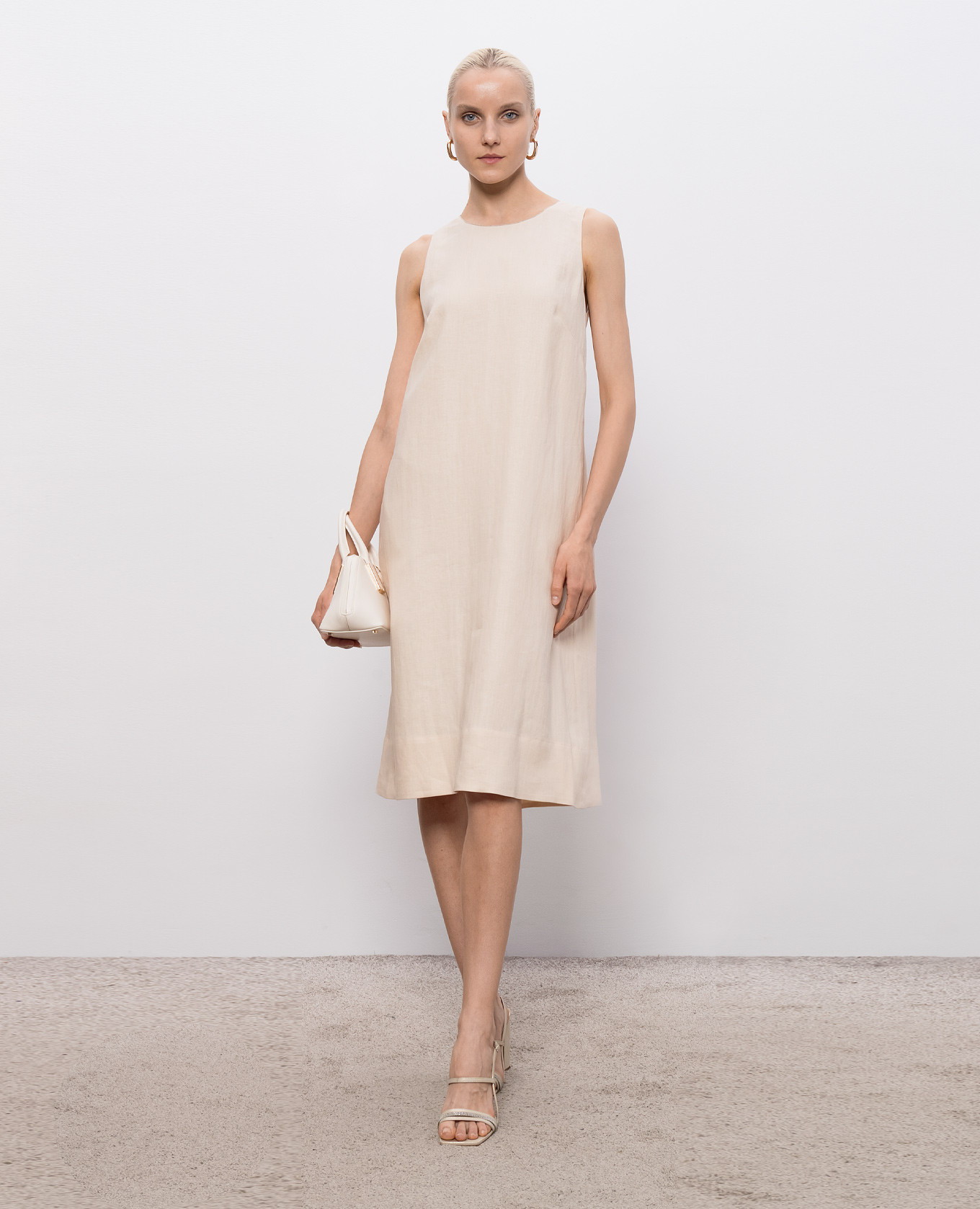 Beige linen dress with monil chain Peserico 2