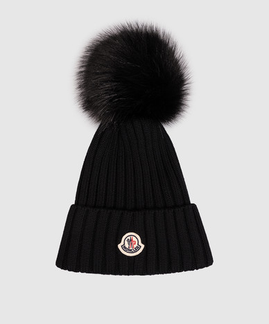 Schwarze Wollmütze mit Bommel