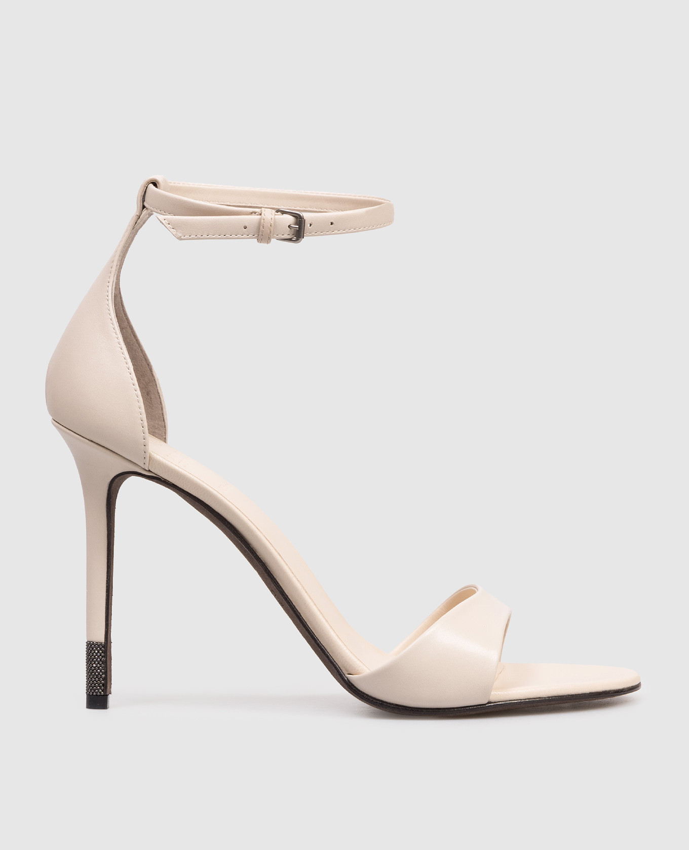 Beige leather sandals with a monil chain