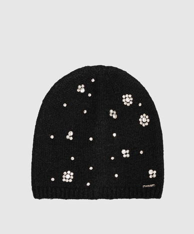 Black hat with applique
